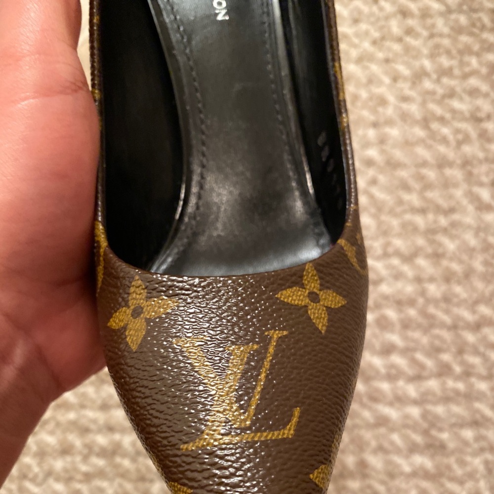 Beautiful LV shoes ,comfortable,and very classic - Picture 3 of 9